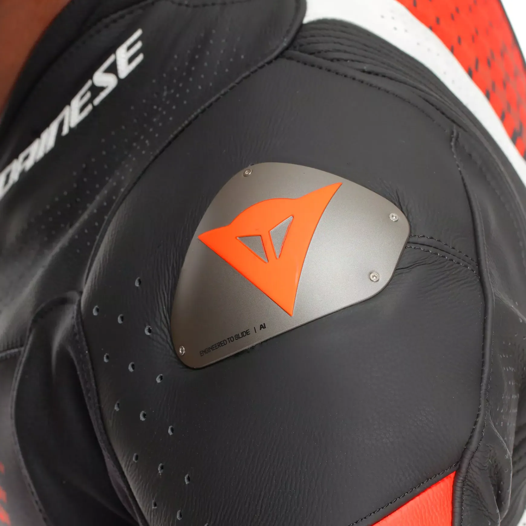 Dainese LAGUNA SECA 6 - EINTEILIGER PERFORIERTER LEDERANZUG HERREN BLACK/WHITE/RED-FLUO New