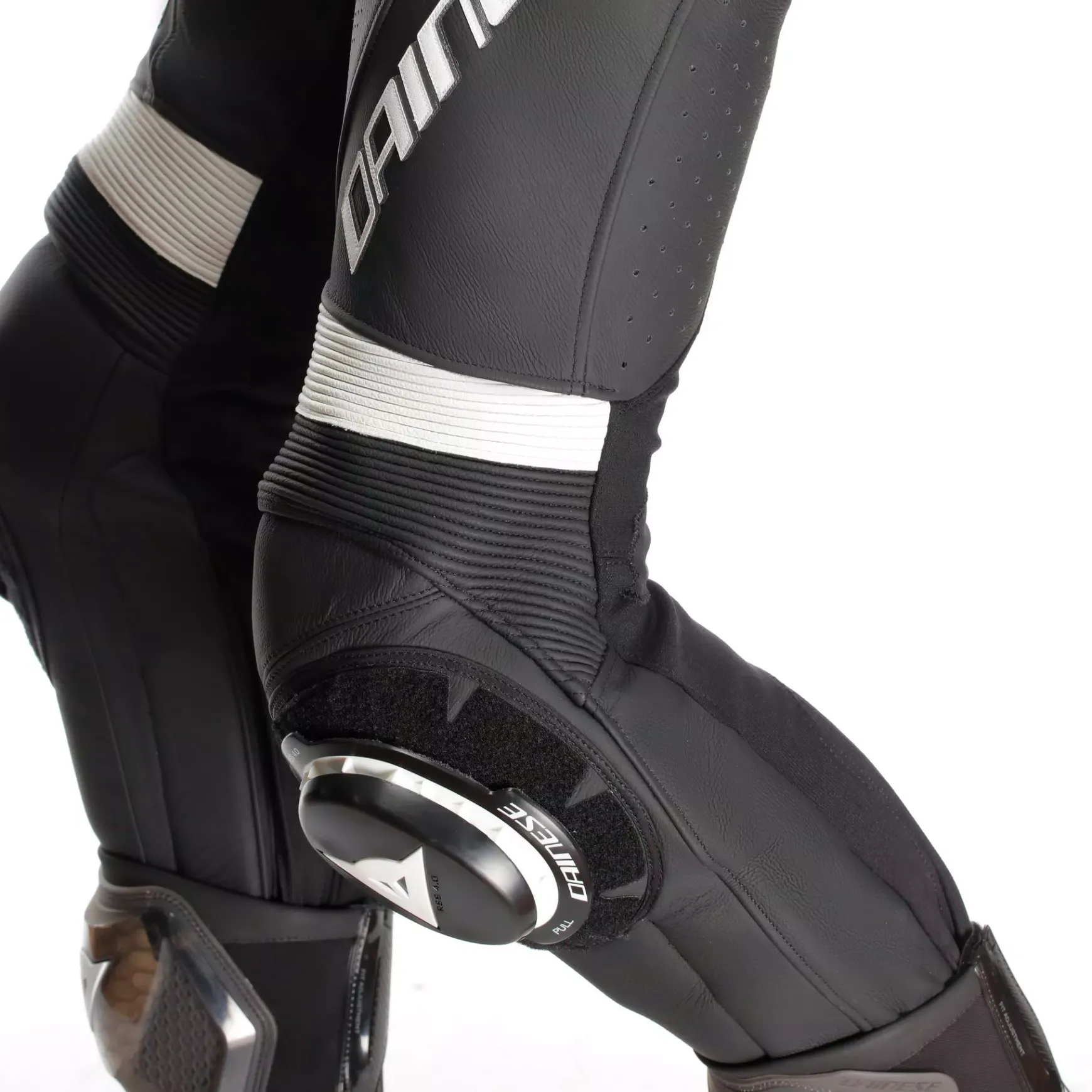 Dainese LAGUNA SECA 6 - EINTEILIGER PERFORIERTER LEDERANZUG HERREN BLACK/WHITE/ANTHRACITE New